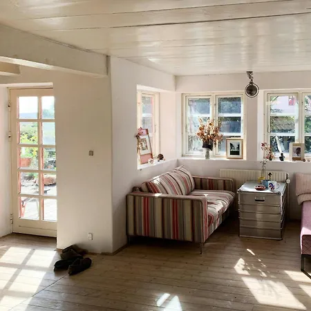 Charming House With Sea View In إلينغه